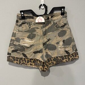 NWT Adorable Camo Shorts Distressed with Cheetah Print Size Small Women’s New